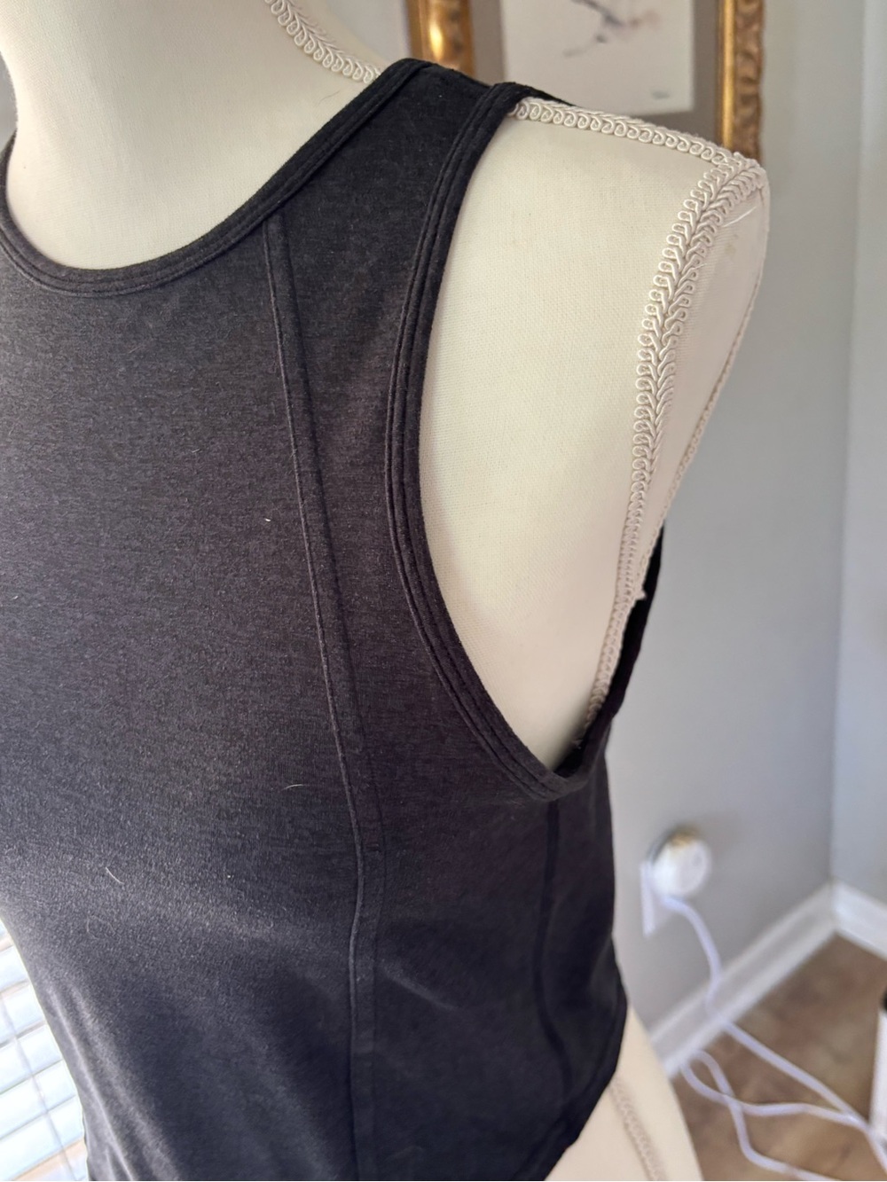 Lululemon Soft Sueded crew neck cropped tank top black size 4 EUC - Picture 4 of 9